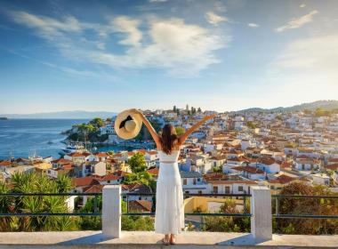 Oddih na grškem otoku Skiathos,...