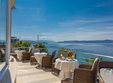 Hotel Marina - Poletje v hotelu tik ob...